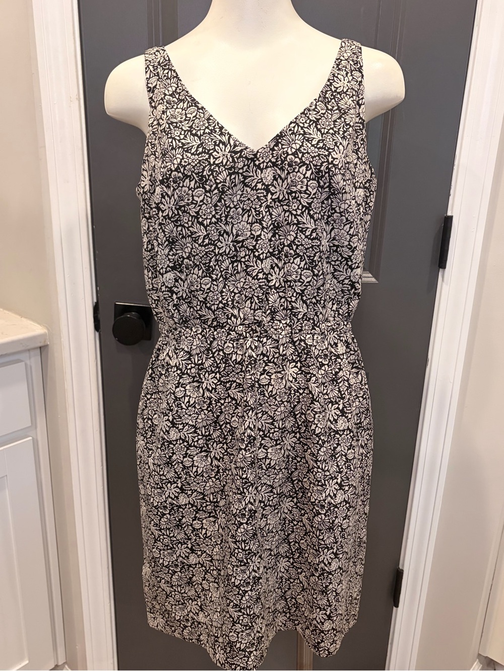 NWOT THE LOFT Beautiful, soft, lightweight, Spring/Summer Midi Dress- size 6